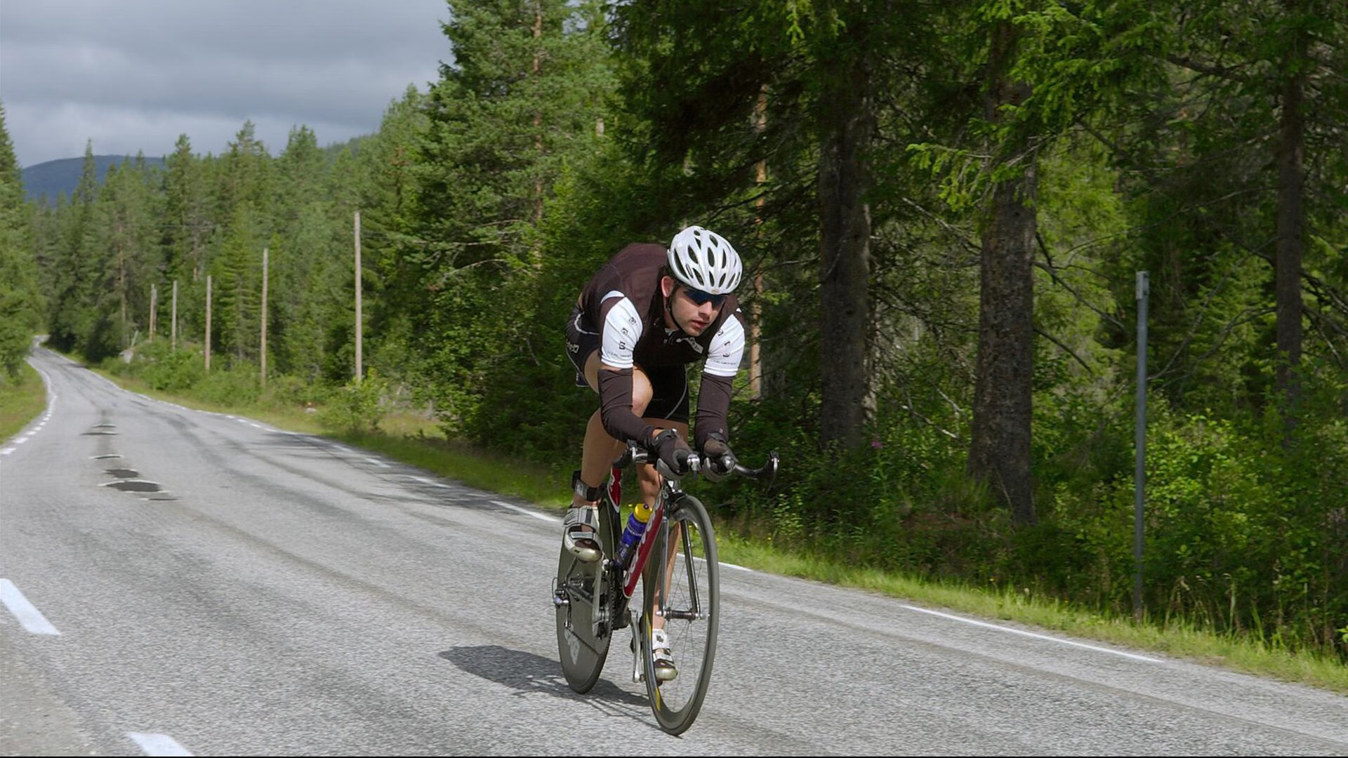 社交媒体直播带动赛事热度，弹幕文化盛行，社交主播